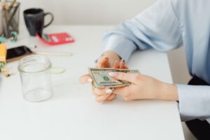 פוליסת חיסכון — יתרונות, חסרונות ומתי זה הכלי הנכון עבורך?