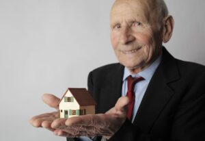גיל פרישה בישראל 2026 — טבלה מלאה לנשים ולגברים לפי שנת לידה